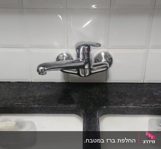 ברז כרום מעל כיור כפול עם ספוגים